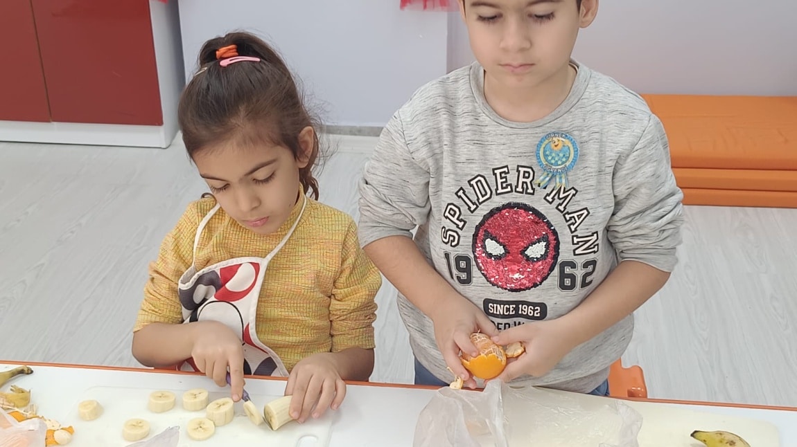 Aile katılımı etkinliği ile meyve salatası yapildi
