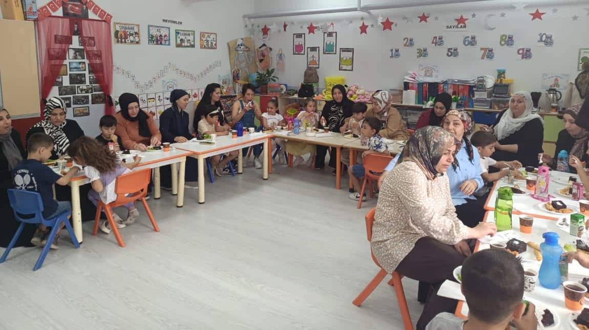 ANASINIFI A ve B ŞUBELERİ ANNELER GÜNÜNÜ SINIFTA BİRLİKTE KUTLADI.